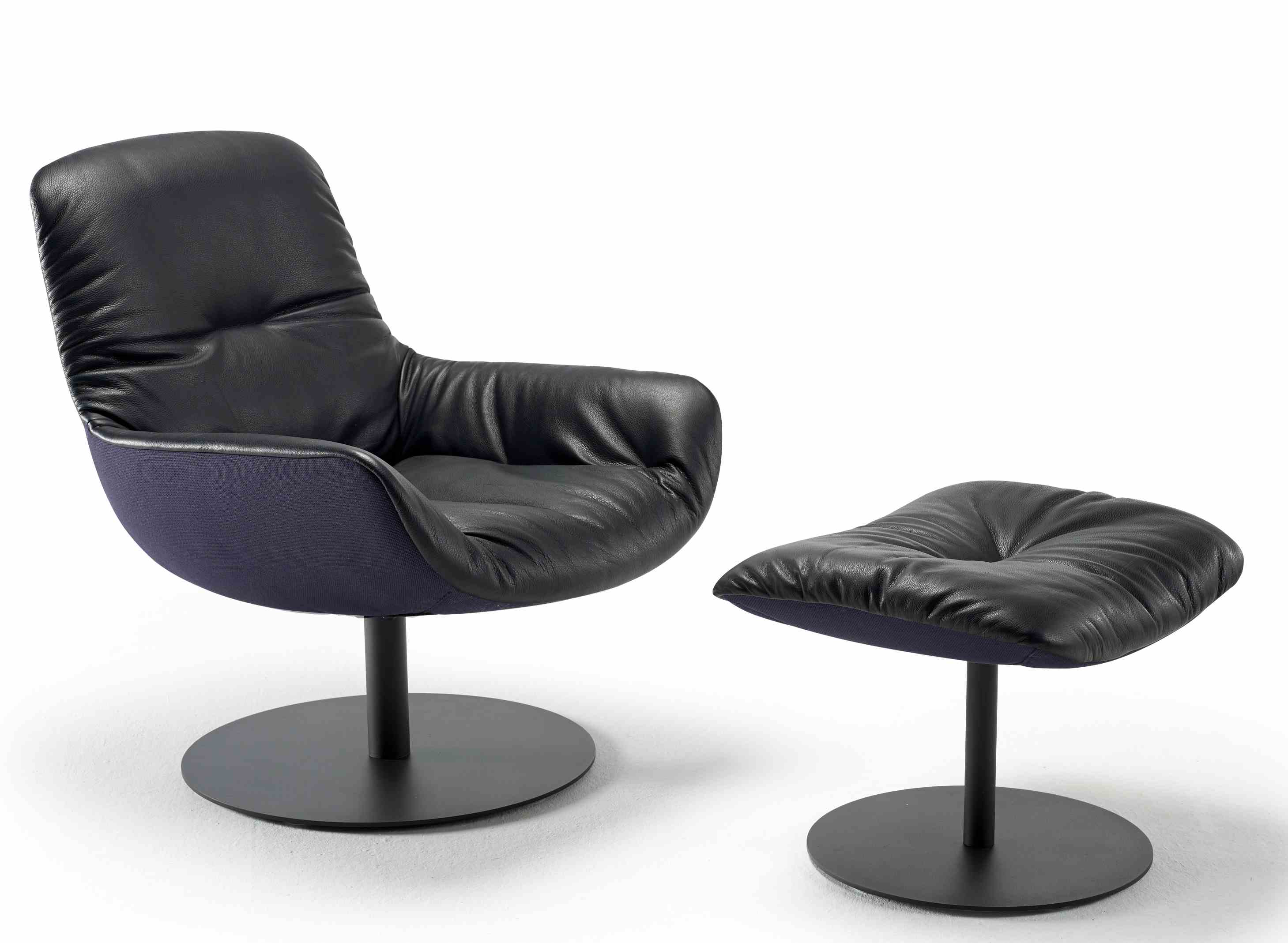 Leya Lounge Chair mit Hocker von Freifrau Manufaktur, schwarzes Leder, modernes Design für Wohnzimmer.