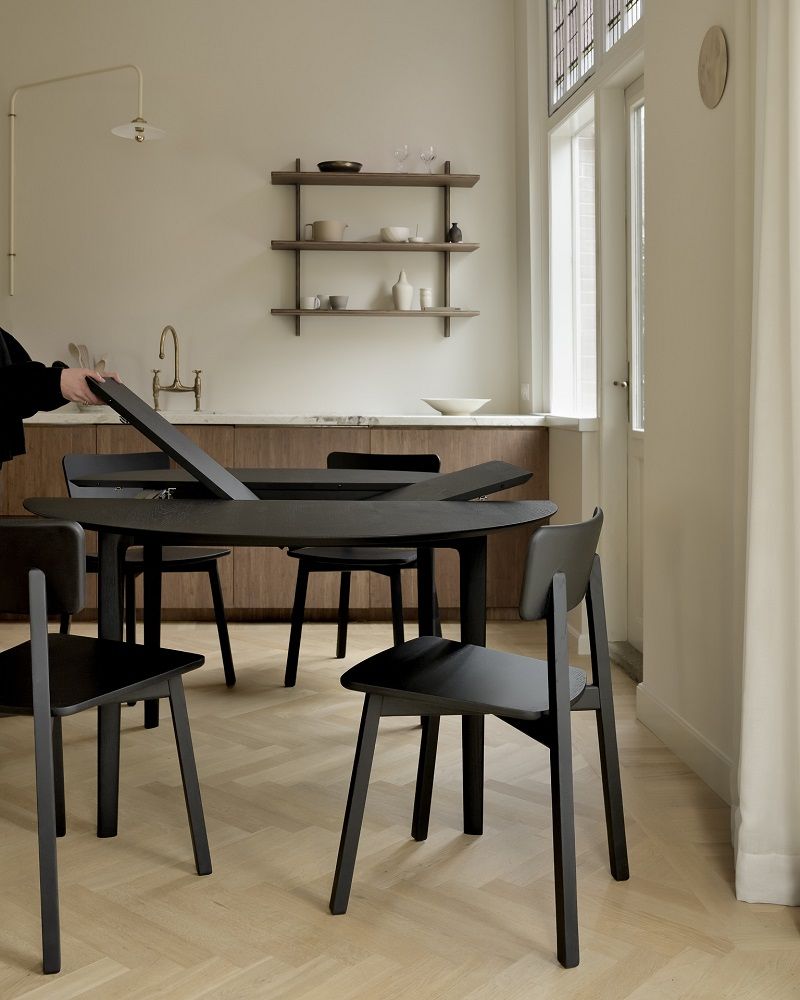 Bok Esstisch ausziehbar rund Eiche schwarz von Ethnicraft mit Stühlen in modernem Esszimmer.
