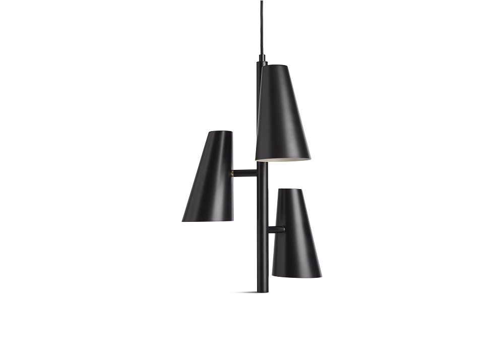Schwarze Cono Pendelleuchte von Woud mit drei konischen Lampenschirmen für moderne Innenräume.