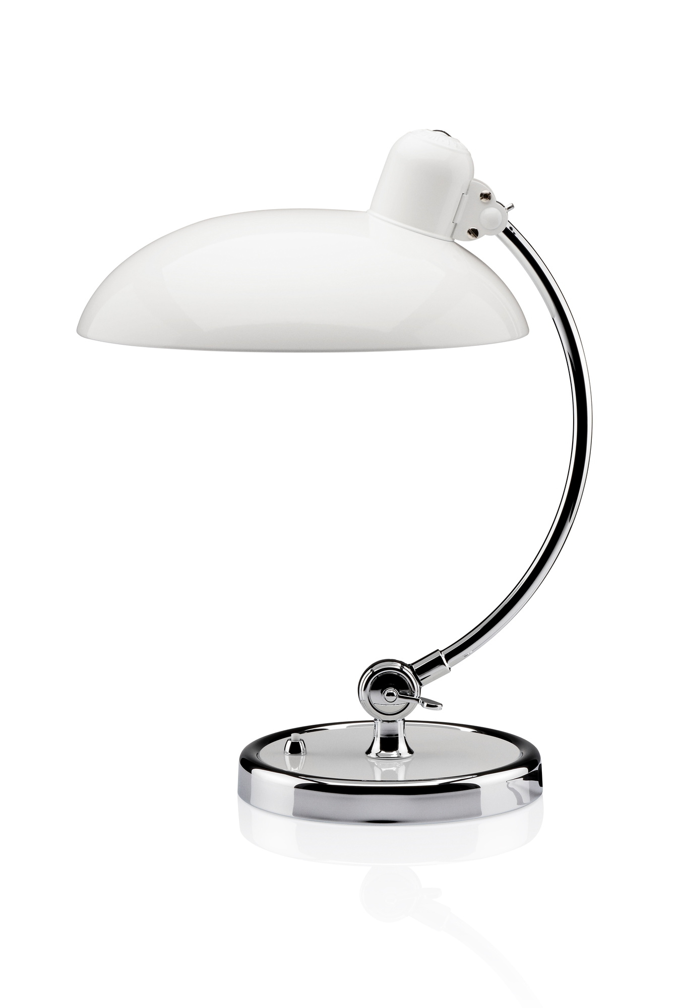 Weiße Kaiser Idell 6631 T Tischleuchte von Fritz Hansen mit Chromgestell.