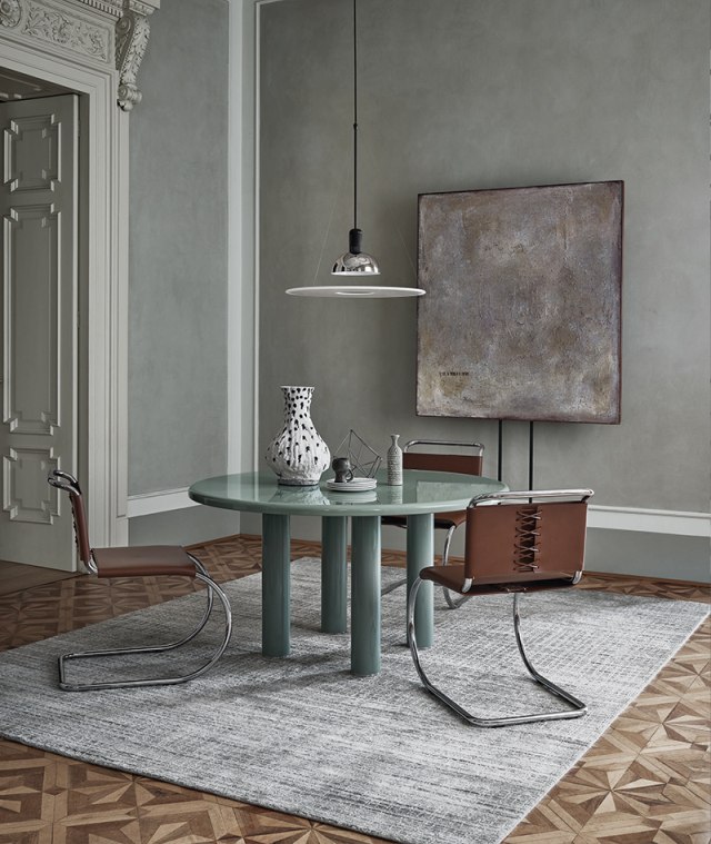 Esszimmer mit rundem Tisch und zwei MR Freischwinger Stühlen ohne Armlehne. Knoll International Design.