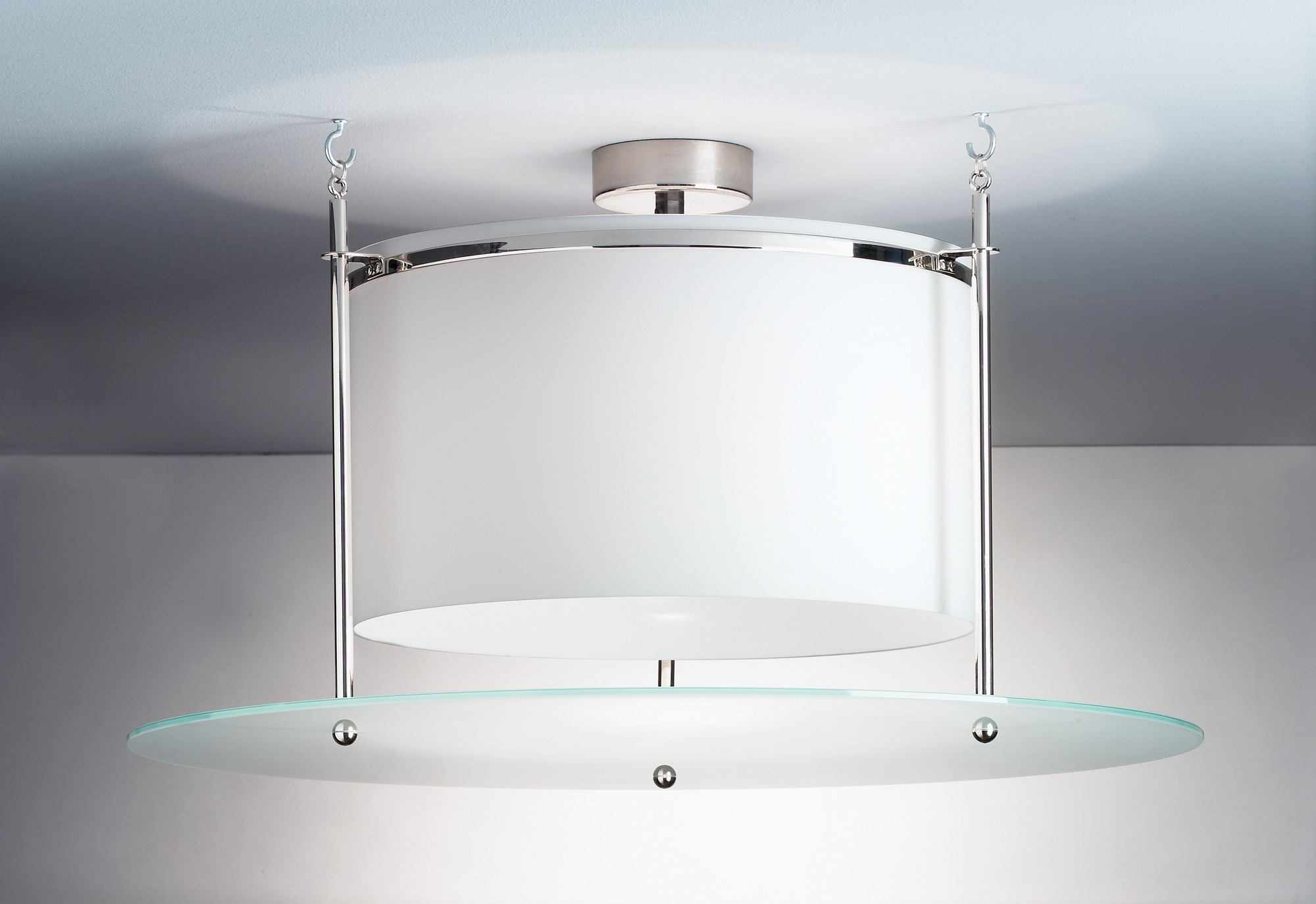 DMB 30 Deckenleuchte von Tecnolumen: Hängeleuchte mit weißem Schirm und Glasplatte, modernes Design.