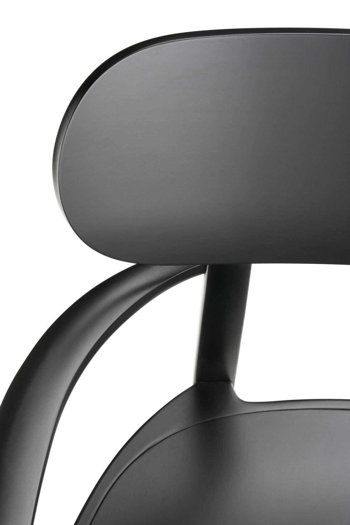 Detailaufnahme des Thonet Holzsessels 119 MF mit Armlehnen, modernes Design, schwarzes Holz, bequeme Sitzgelegenheit.