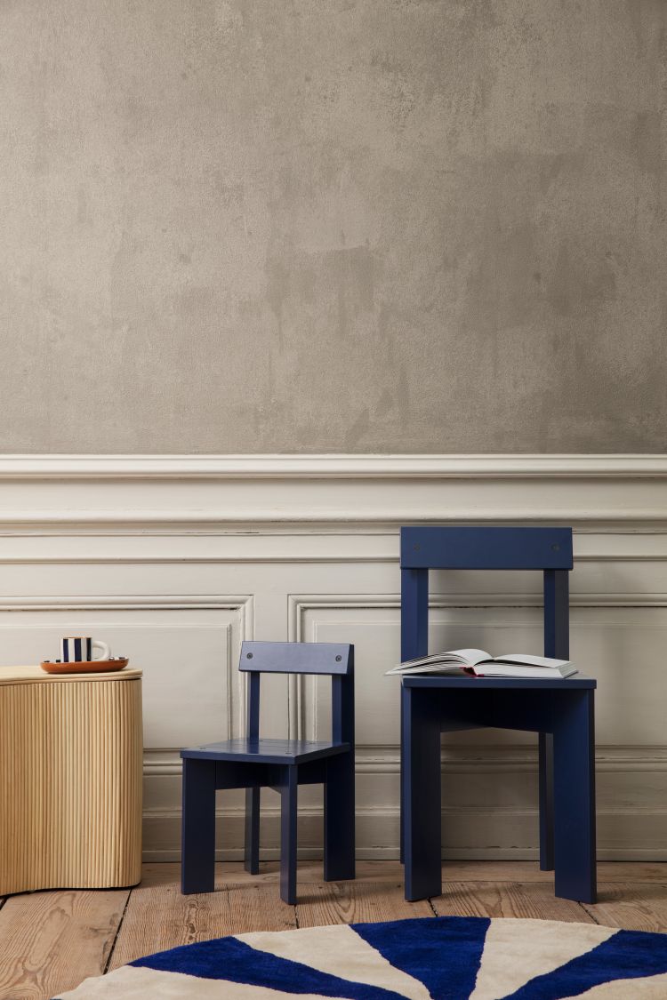 Blauer Ark Dining Chair Stuhl von Ferm Living in minimalistischem Interieur mit Teppich und Beistelltisch.