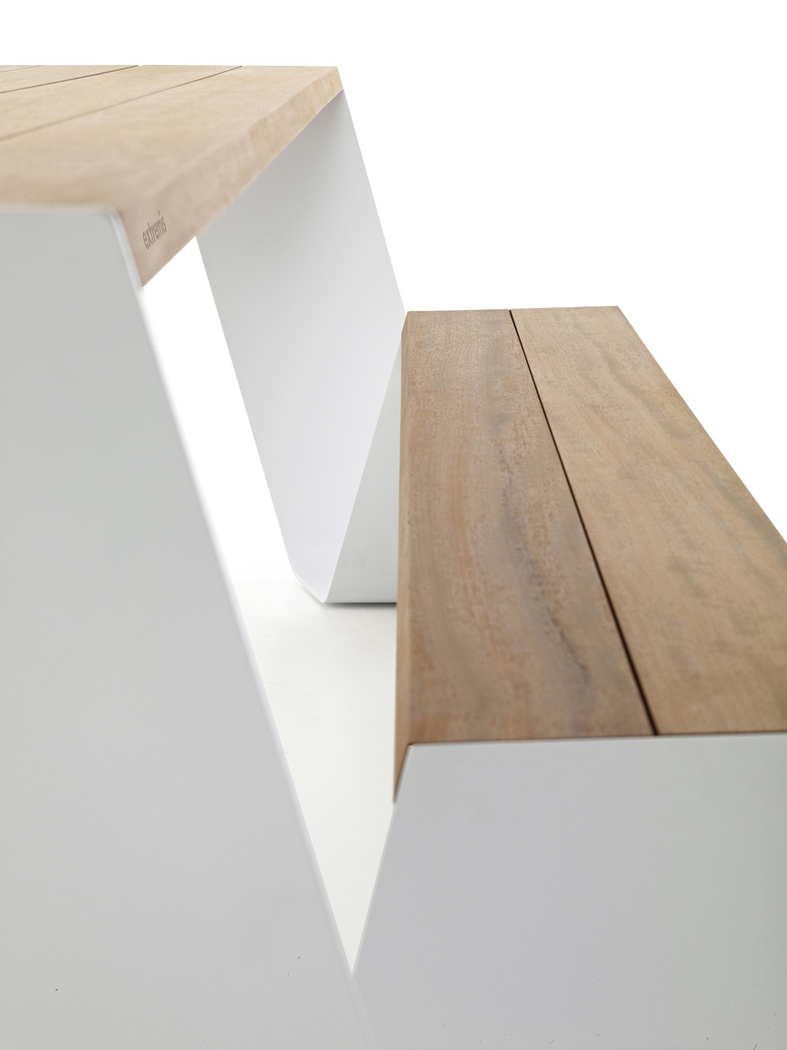Detailaufnahme der Extremis Hopper Picknickbank mit Holzsitzfläche und weißem Gestell.