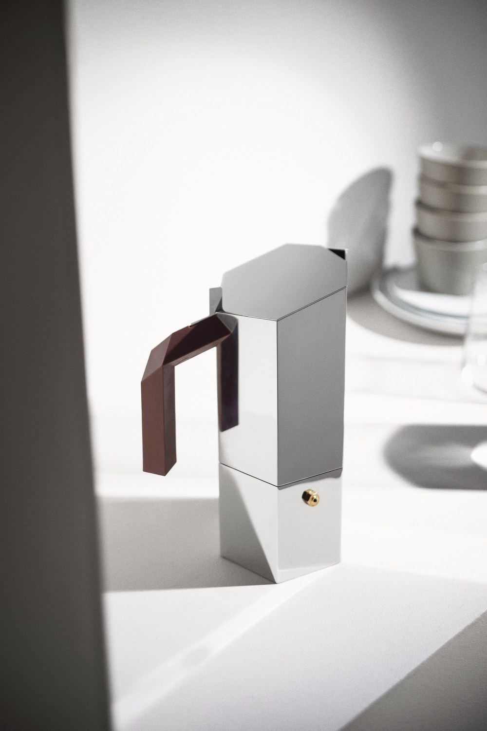 Alessi Menhir Espressokocher für 6 Tassen: Moderner, silberner Espressokocher mit braunem Griff für aromatischen Kaffee.