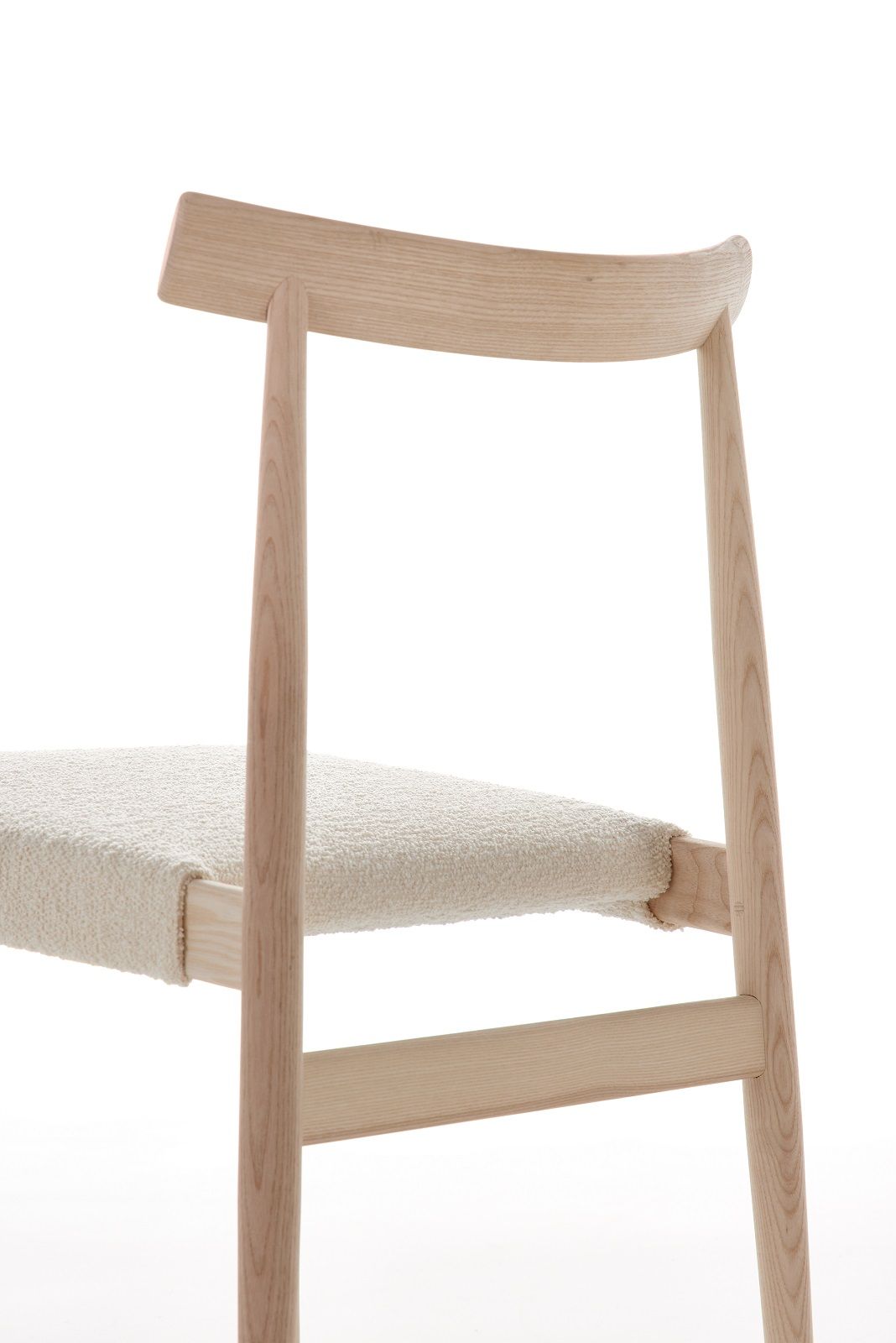 Detailaufnahme des Edo Chair Stuhls von MDF Italia mit hellem Holzrahmen und Stoffbezug.
