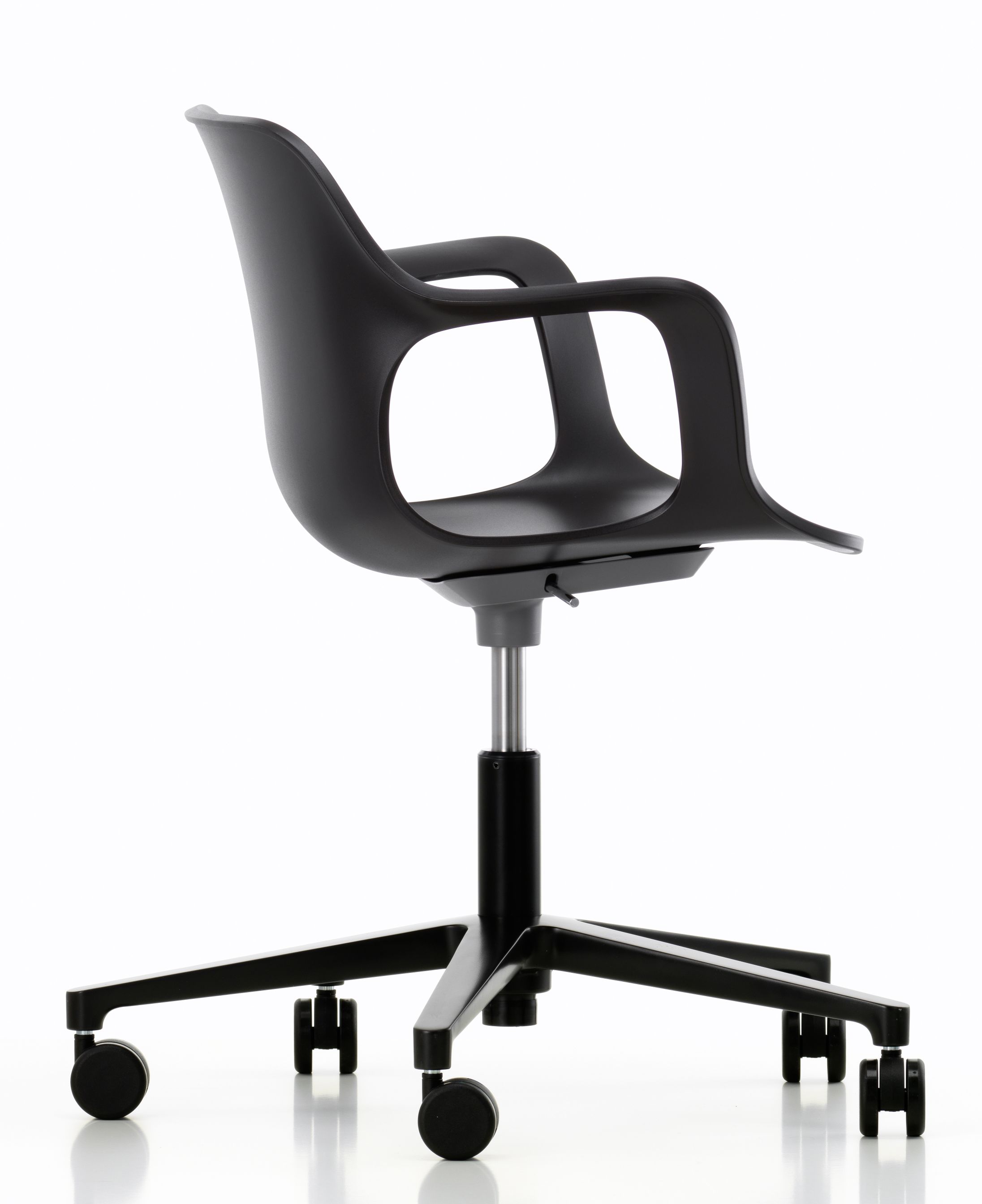 Schwarzer Hal Armchair Studio Drehstuhl von Vitra mit Armlehnen und Rollen vor weißem Hintergrund.