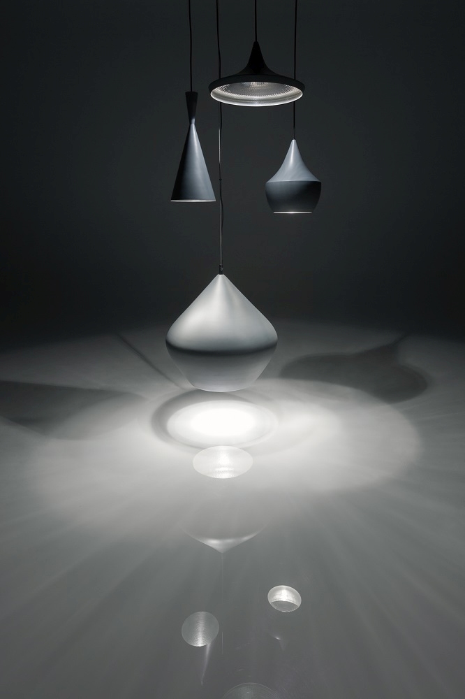 Weiße Beat Fat LED Pendelleuchte von Tom Dixon mit verschiedenen Lampenschirmen und Lichteffekten.