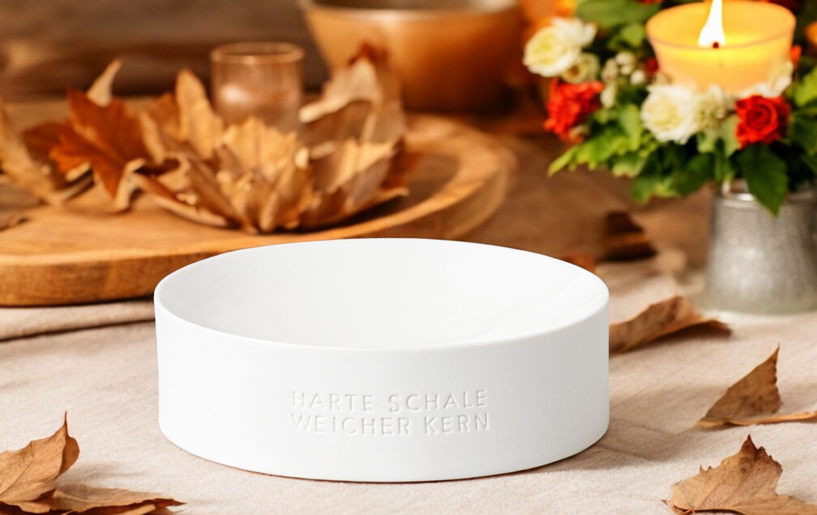 Nusschale "Harte Schale weicher Kern" von Räder, weiße Keramikschale als Tischdeko für Herbst und Weihnachten.