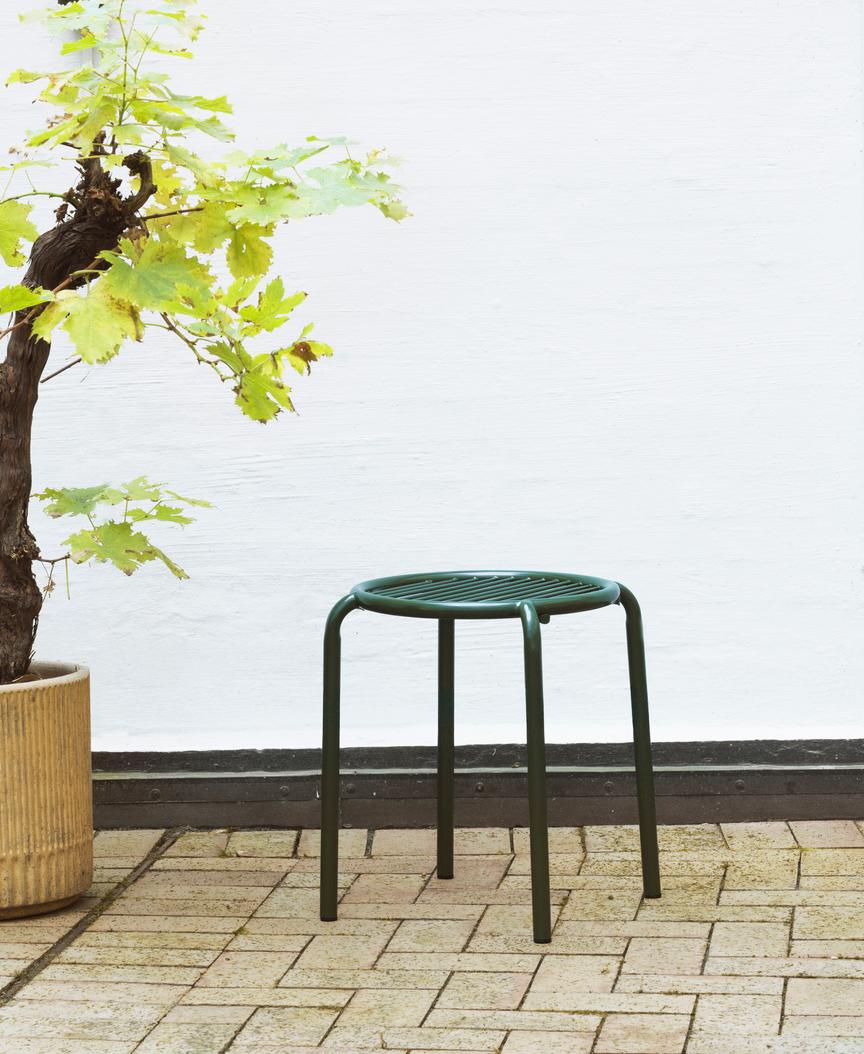 Grüner Vig Stool Hocker von Normann Copenhagen für den Außenbereich, vor weißer Wand.