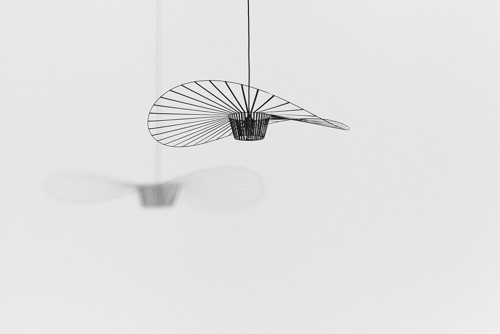 Vertigo Pendelleuchte XS von Petite Friture, moderne Hängelampe aus filigranem, schwarzem Draht mit Schattenwurf.