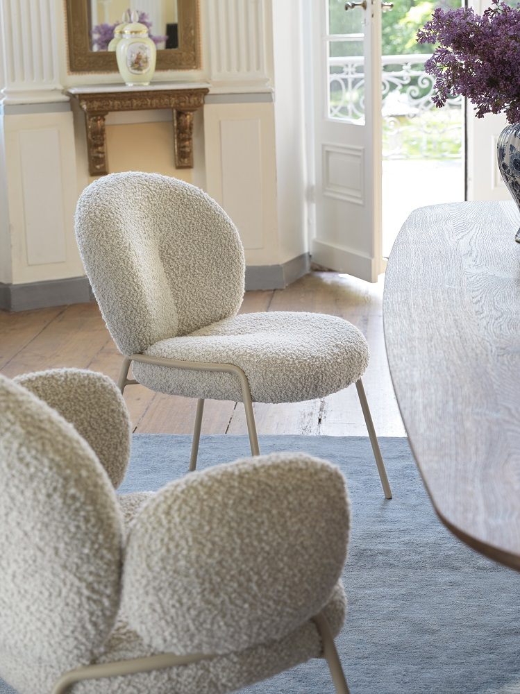 Nana Armchair von Freifrau Manufaktur mit Bouclé-Bezug und filigranem Metallgestell in stilvollem Interieur.
