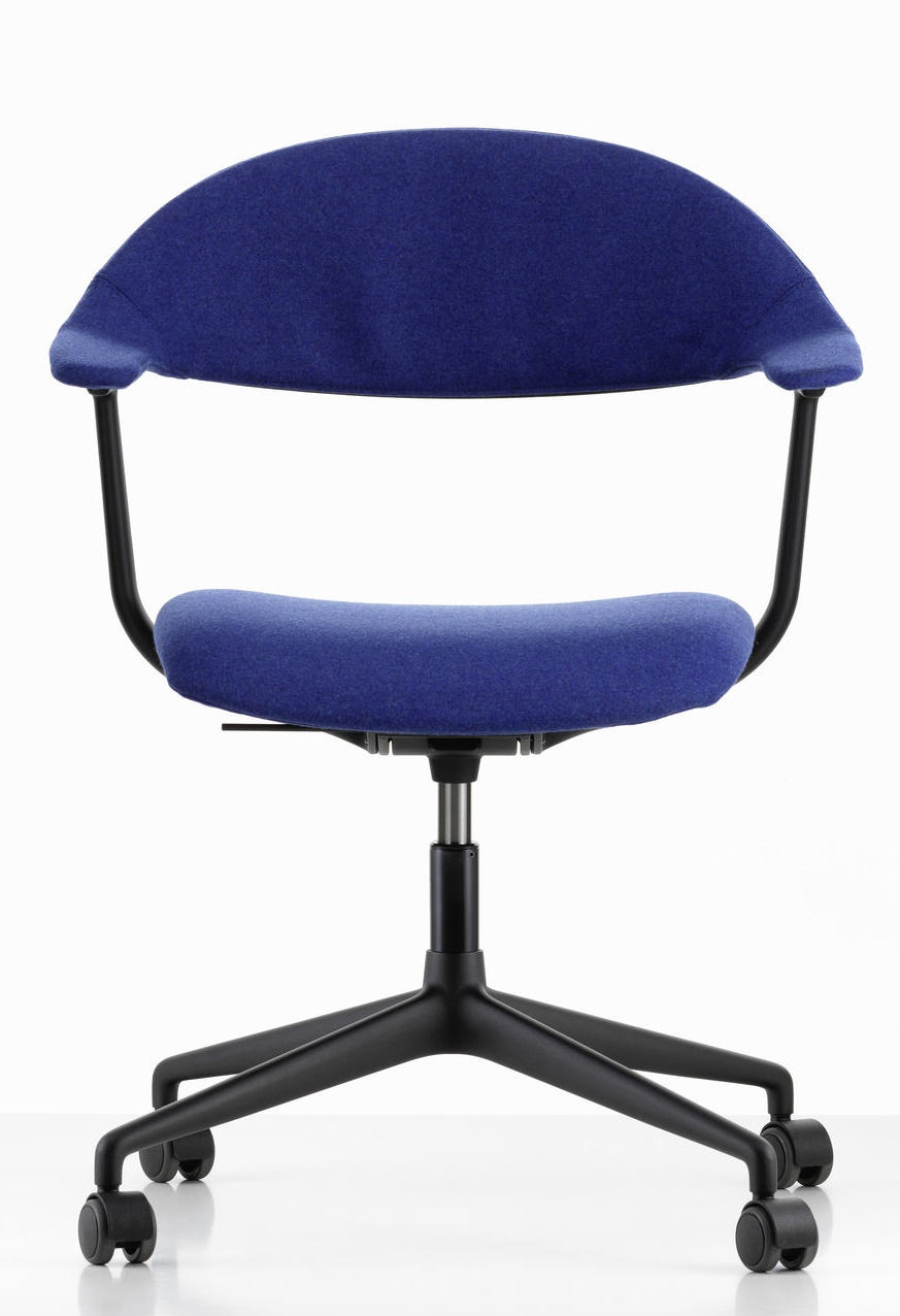 Mynt Bürodrehstuhl von Vitra mit blauem Stoffbezug, schwarzem Gestell und Rollen für das moderne Büro.