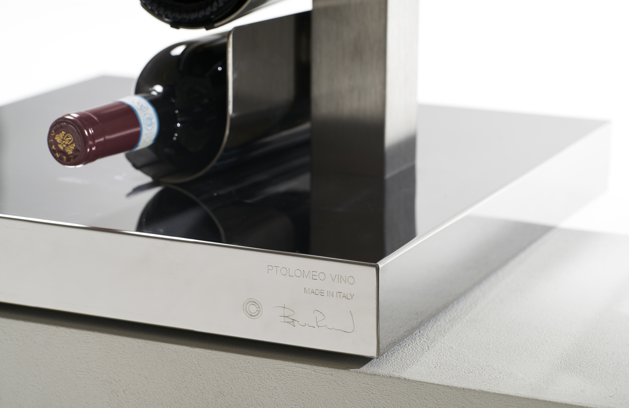 Detailaufnahme des Ptolomeo Vino Weinregals in Schwarz, modernes Design für stilvolle Weinlagerung.