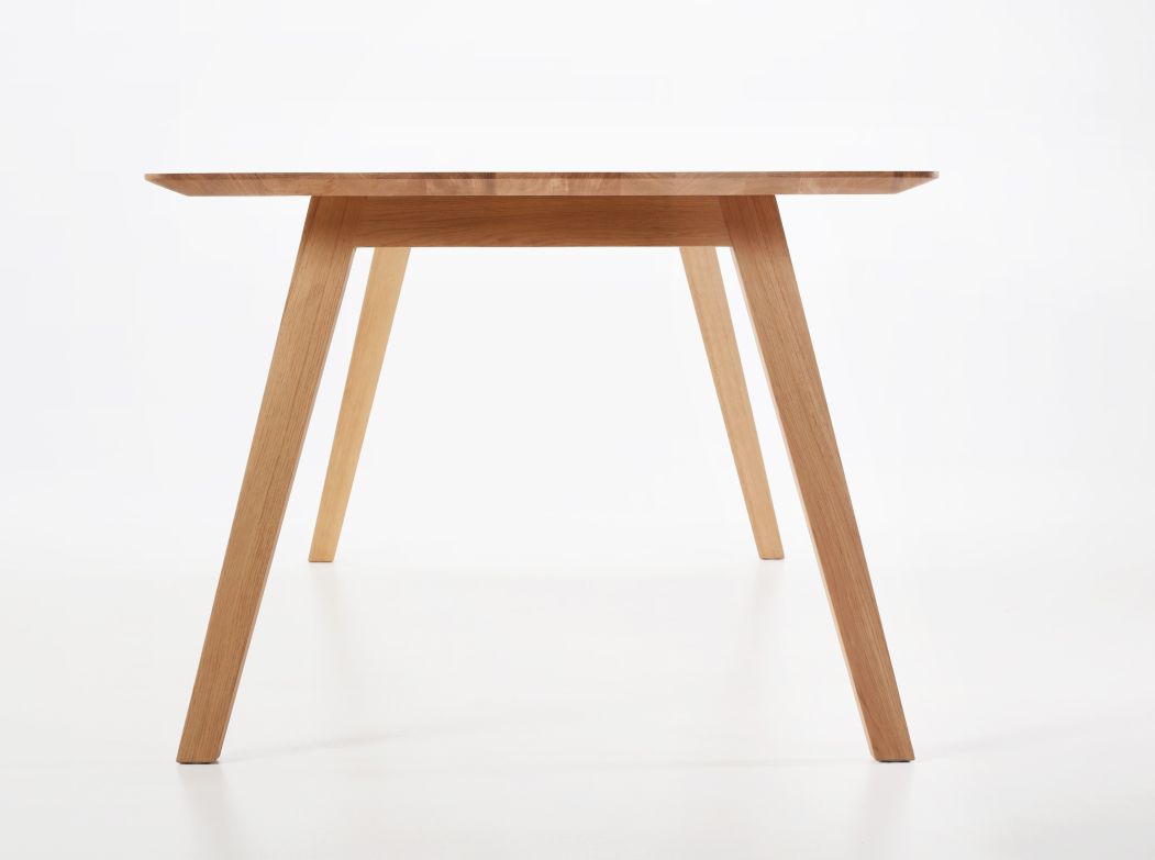 Monk Tisch von Prostoria, Esstisch aus hellem Holz mit schlichtem, modernem Design und vier Beinen.