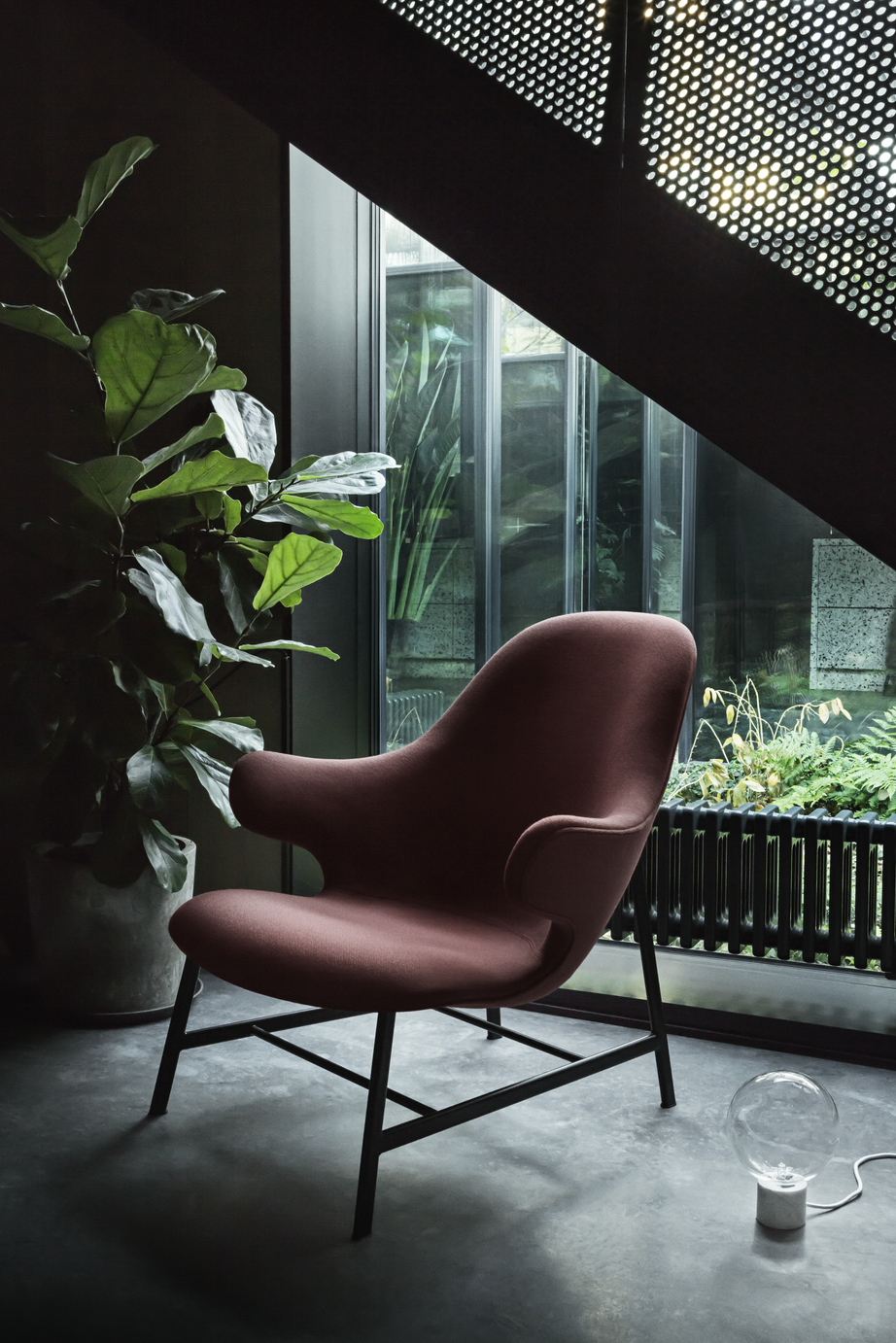Catch Lounge Sessel von AndTradition, rosafarbener Stoffbezug, schwarzes Metallgestell, modernes Design für Wohnzimmer und Lounge.