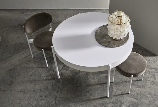 Series 430 Stool Hocker Verpan mit rundem Tisch und Lampe, modernes Möbeldesign für Esszimmer.