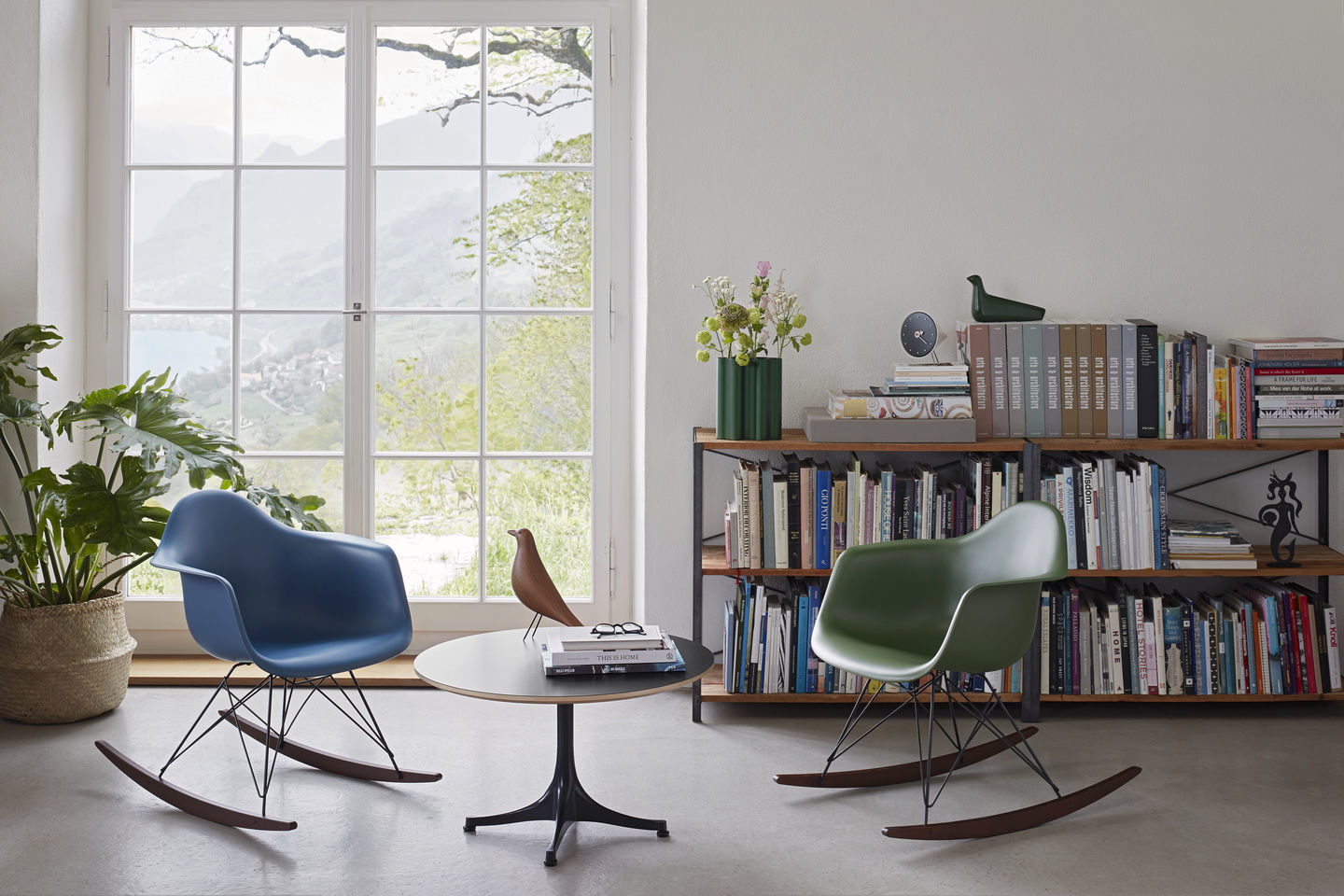 Eames Plastic Arm Rocking Chair RAR von Vitra in blau und grün im Wohnzimmer.