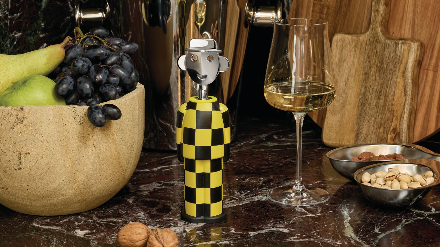 Alessi Alessandro M. Korkenzieher in Gelb und Schwarz, Schachbrettmuster, mit Obst und Wein.