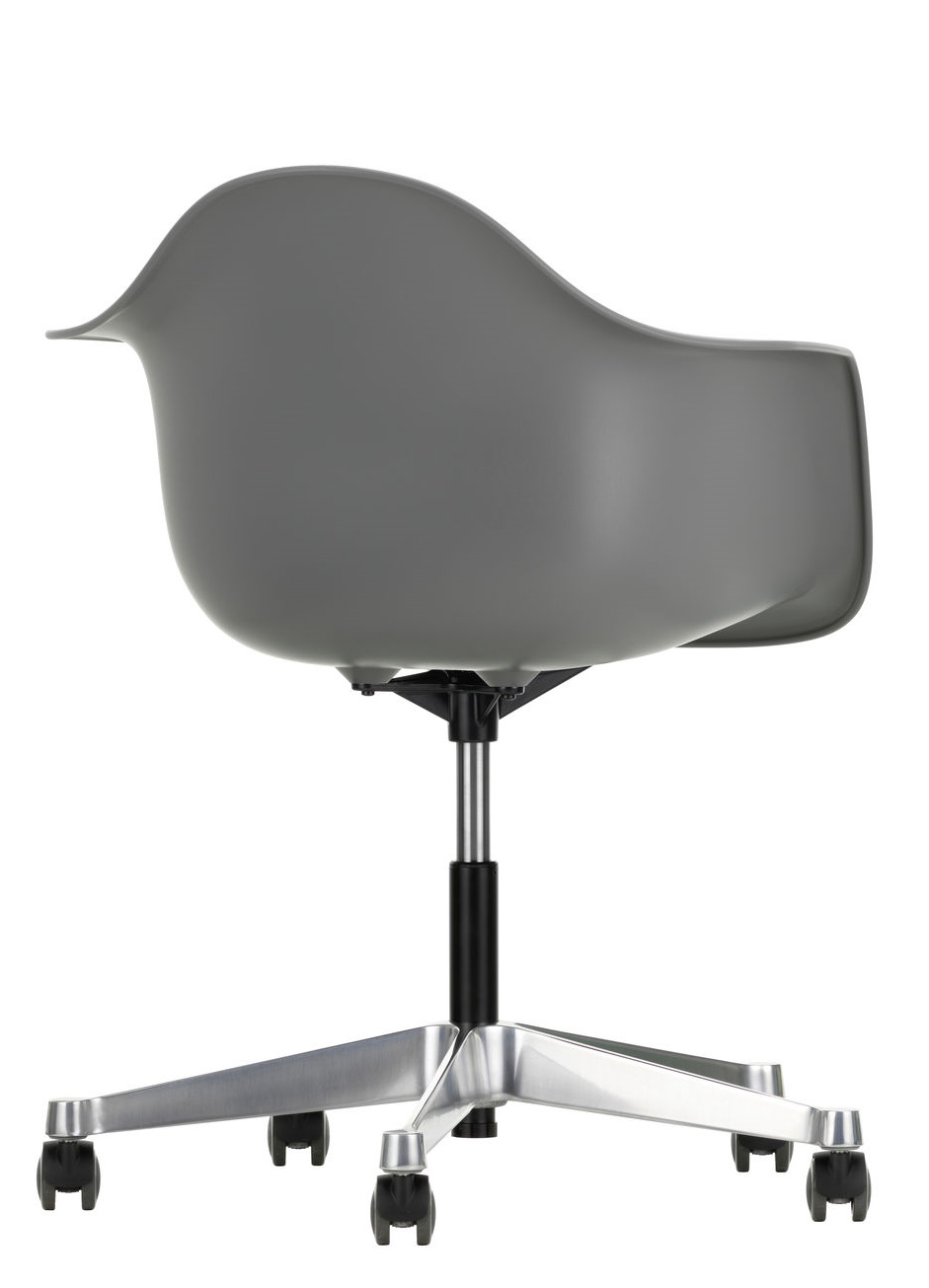 Grauer Eames Plastic Arm Chair PACC Stuhl von Vitra, Ansicht von hinten, mit Rollen und Aluminiumfuß.