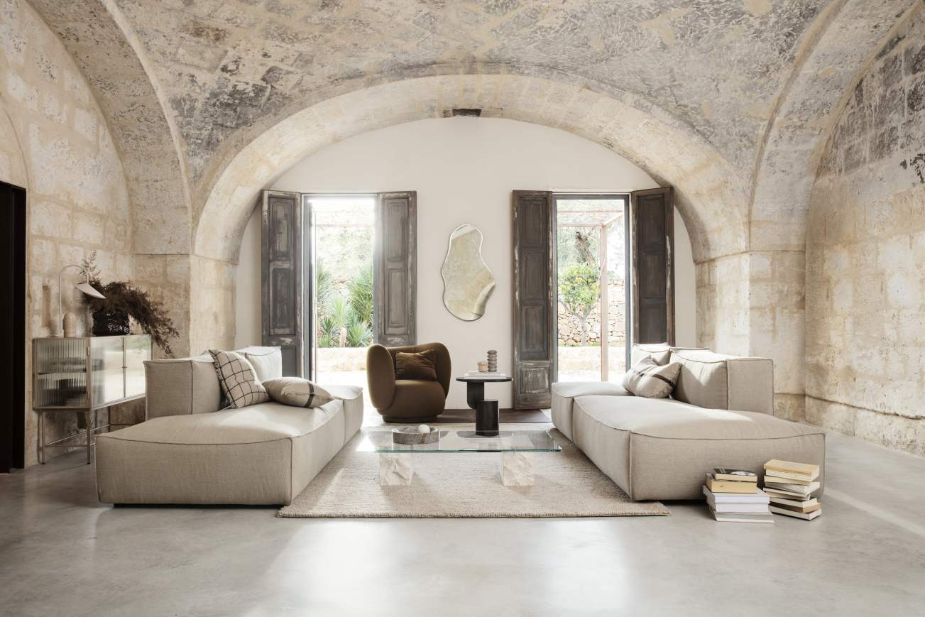 Mineral Coffee Table von Ferm Living in einem stilvollen Wohnzimmer mit Sofas.