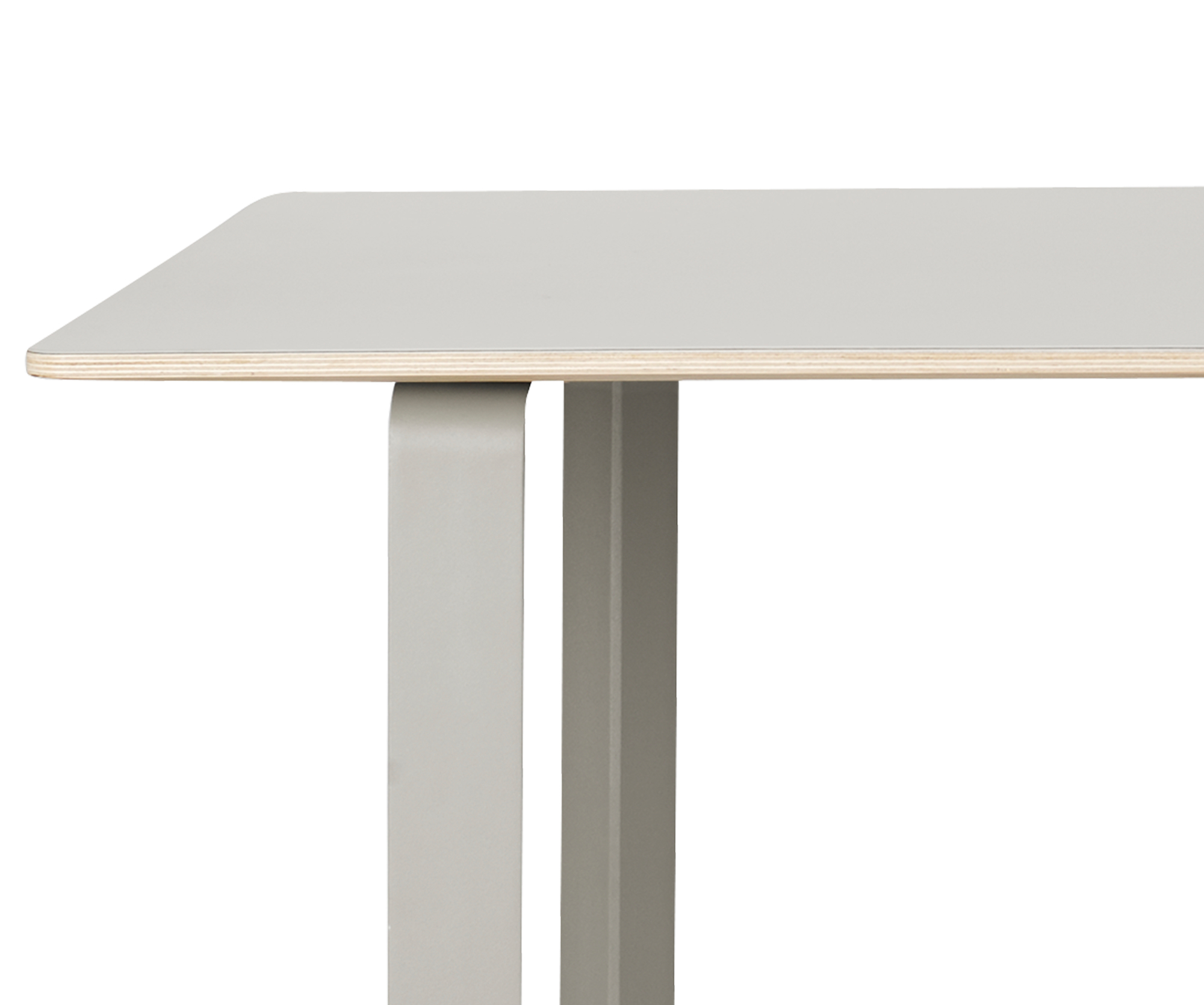 Detailaufnahme des Muuto 70/70 Tisches: Graue Tischplatte mit Furnierkante und minimalistischem Metallgestell. Moderner Esstisch.