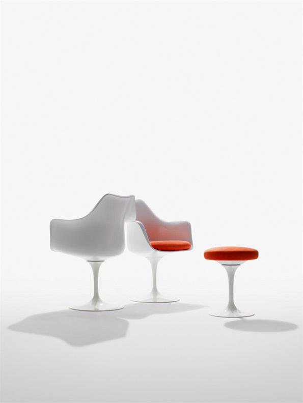 Knoll International Tulip Hocker, weiß mit orangefarbenem Sitzpolster, modernes Design für Wohnzimmer und Büro.