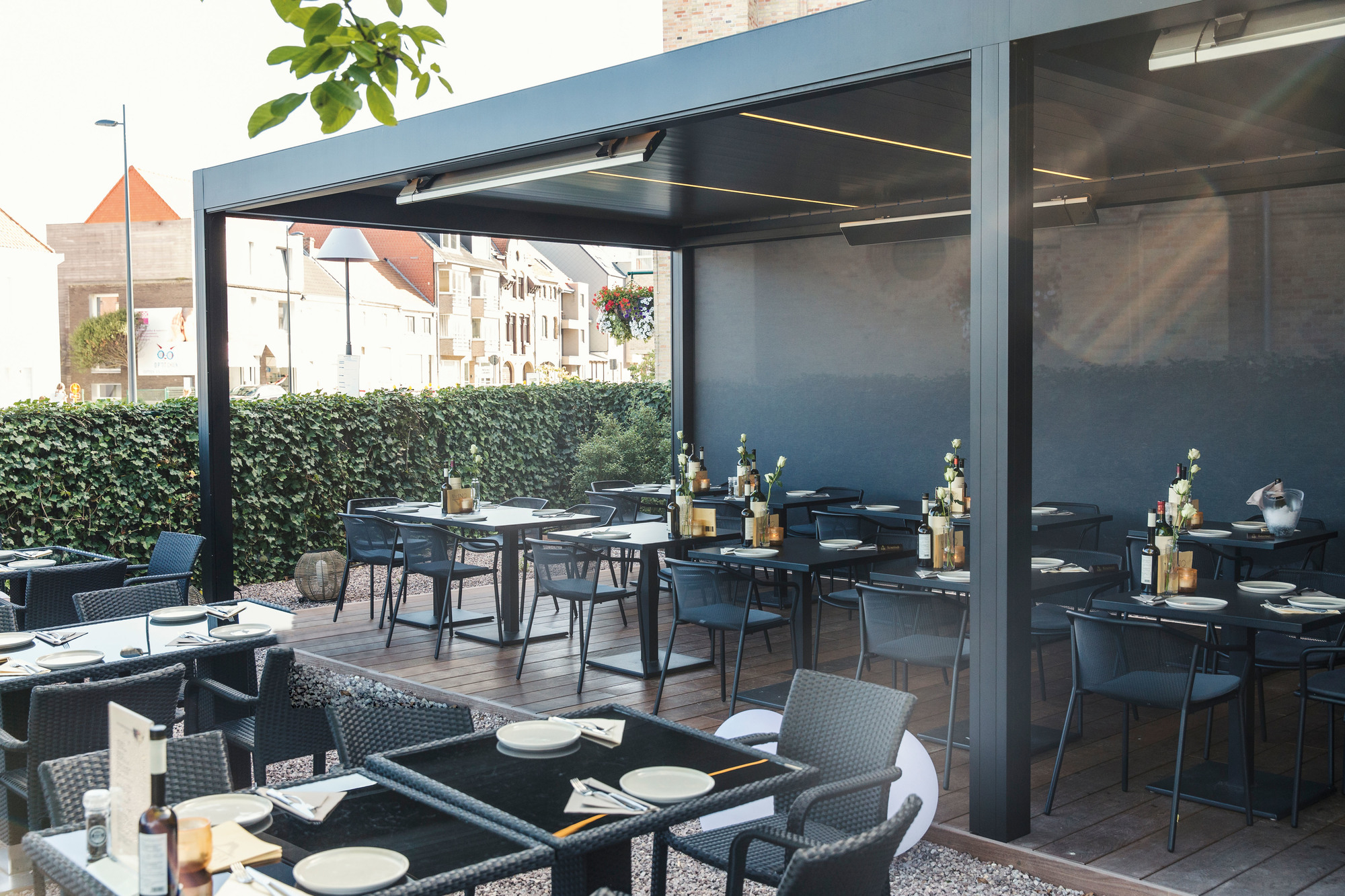 Darwin Armlehnenstuhl aus Eisen: Detailaufnahme des Stuhls im Außenbereich eines Restaurants. Gartenmöbel für Gastronomie.