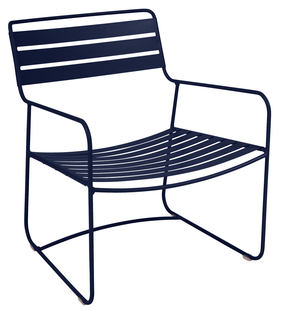 Marineblauer Surprising Sessel von Fermob: Moderner Outdoor-Sessel aus Metall mit Armlehnen und filigranem Design.
