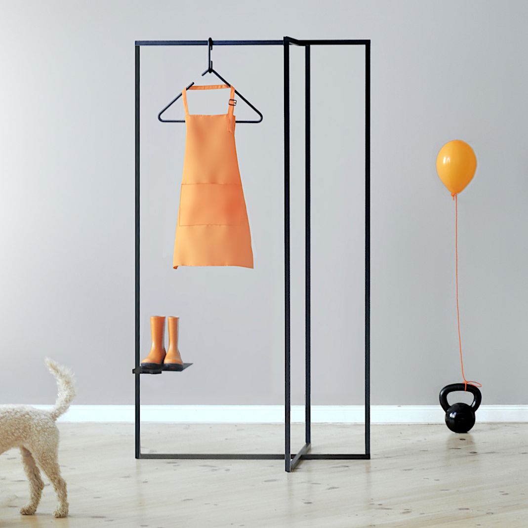 Roomsafari Modular Frames L Garderobe mit Schürze, Gummistiefeln und verspielter Dekoration im modernen Raum.
