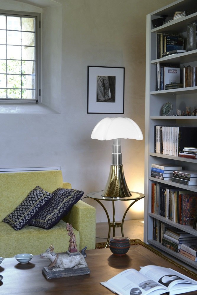 Nahaufnahme der Pipistrello Tischleuchte von Martinelli Luce, Design-Klassiker für stilvolle Wohnraumbeleuchtung.