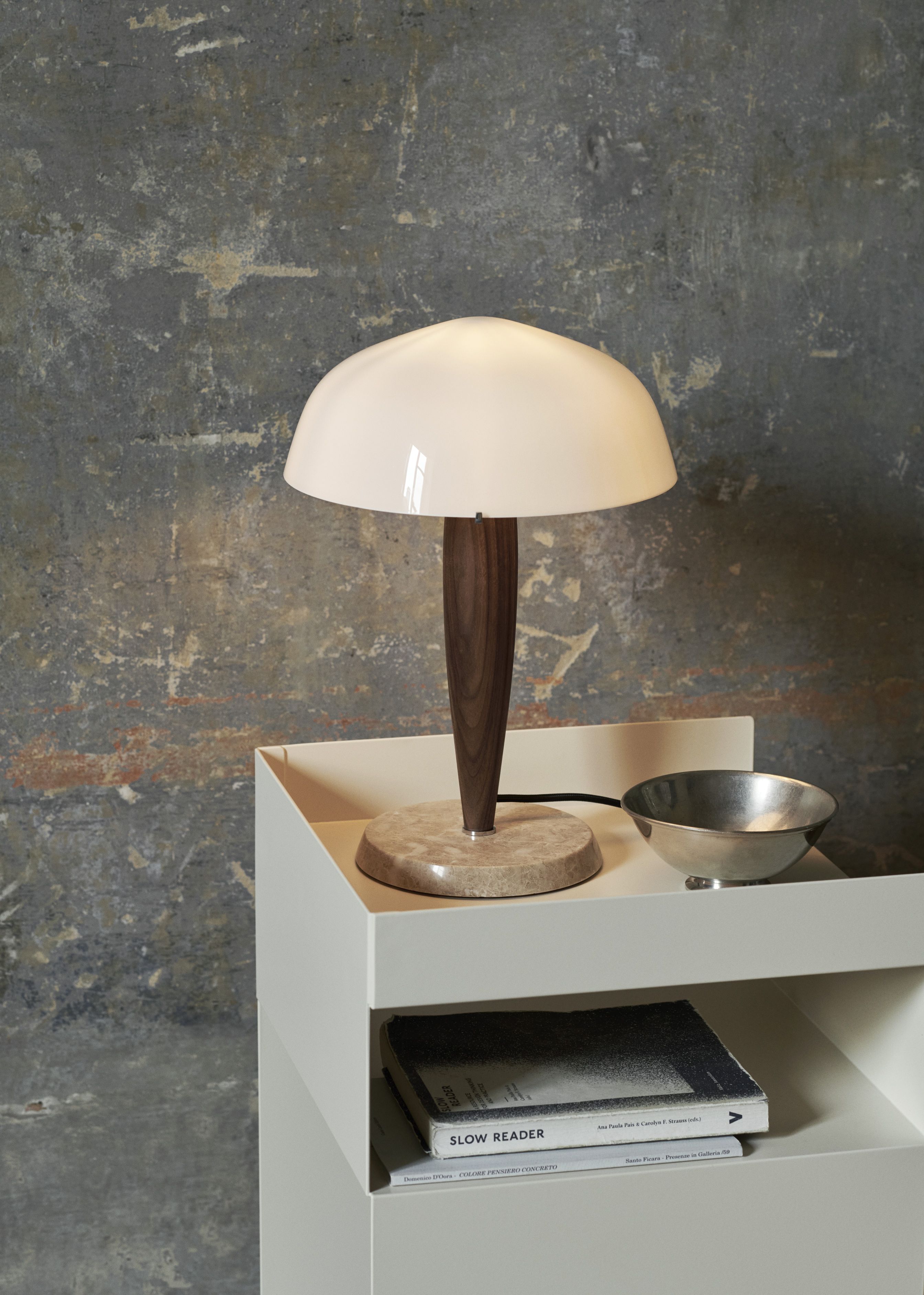 Herman SHY4 Tischleuchte von AndTradition: Elegante Lampe mit Holzfuß und Schirm auf Nachttisch.