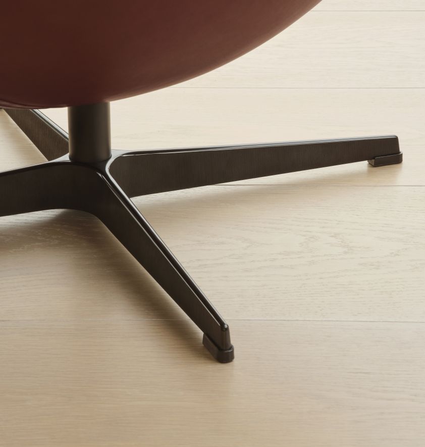 Detailaufnahme des Fußes vom "Das Ei" Sessel, Fritz Hansen Jubiläumsmodell, Leder Grace Kastanie.