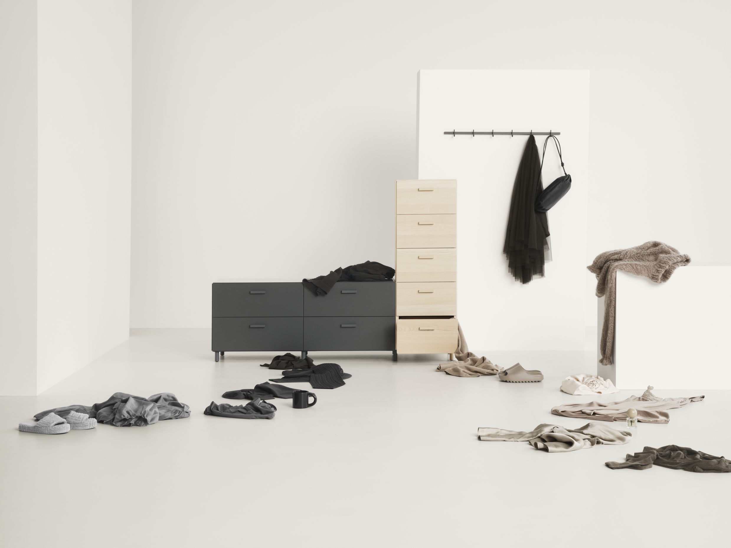 Hochformatiges Foto: String Furniture Relief Kommode hoch mit Sockel, orangefarbene Schubladen, modernes Design.