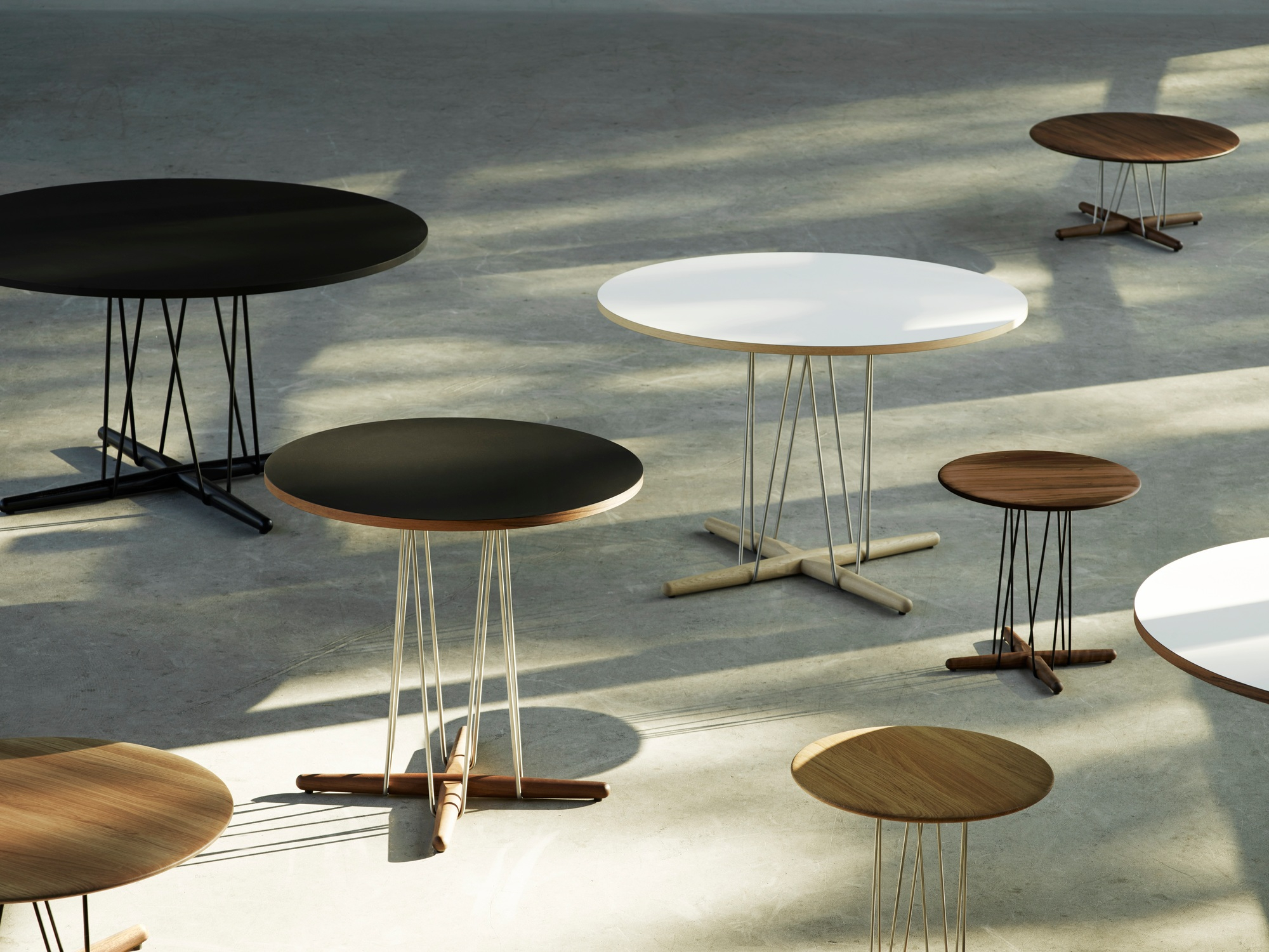 Mehrere Embrace Lounge Tables von Carl Hansen & Søn in verschiedenen Ausführungen. Couchtisch aus Eiche.