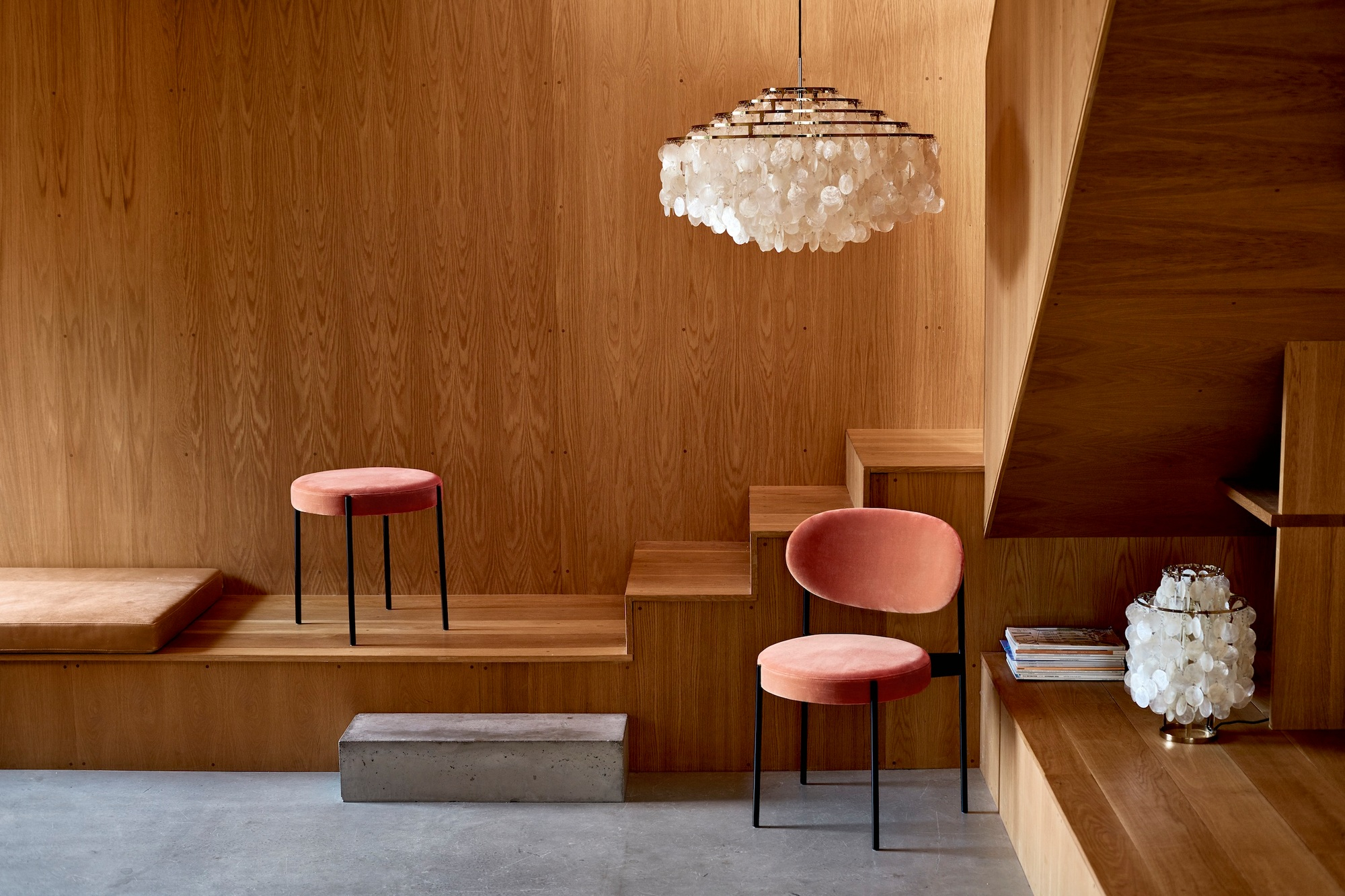 FUN Pendelleuchte von Verpan: Hängelampe mit Muscheln in Messing, modernes Wohnzimmer-Design.