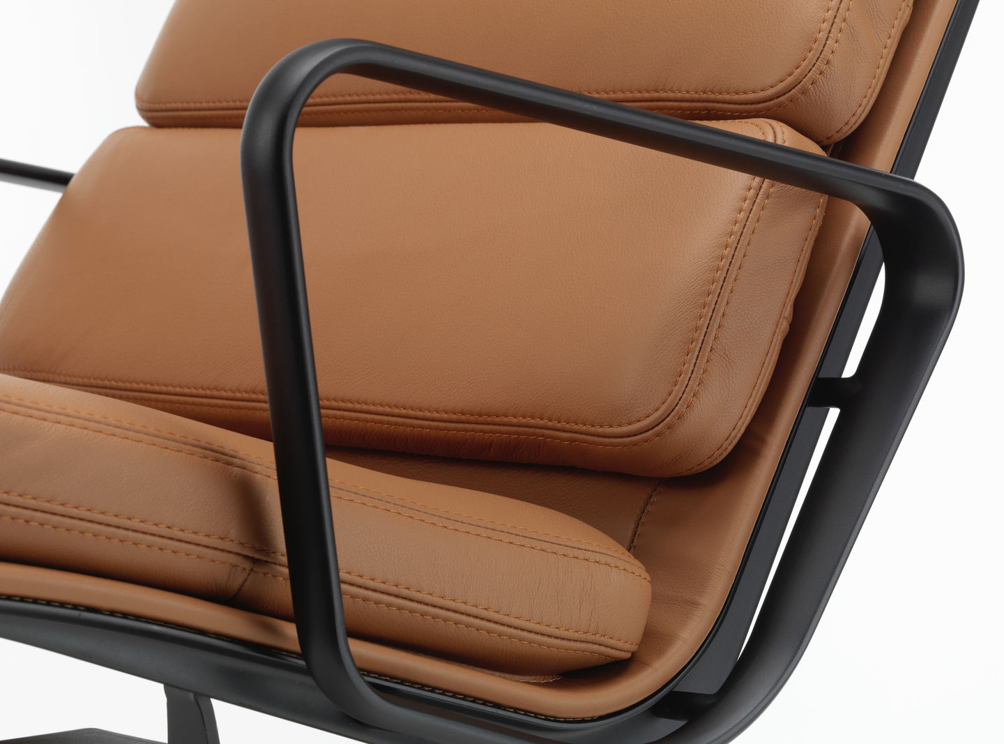 Detailaufnahme des Vitra Soft Pad Chair EA222 mit braunem Lederbezug und schwarzem Gestell.