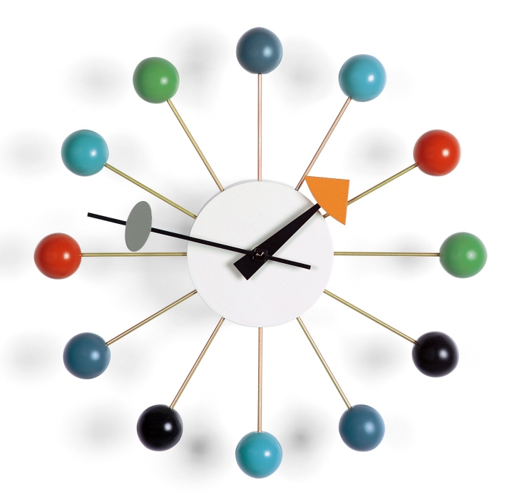 Mehrfarbige Ball Clock Wanduhr von Vitra mit bunten Kugeln und goldenen Zeigern. Design Wanduhr.