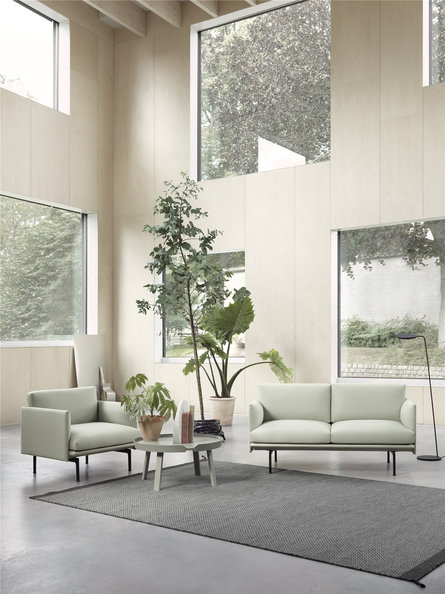Heller Raum mit Muuto Outline Chair Sessel und Sofa in Pastellgrün.