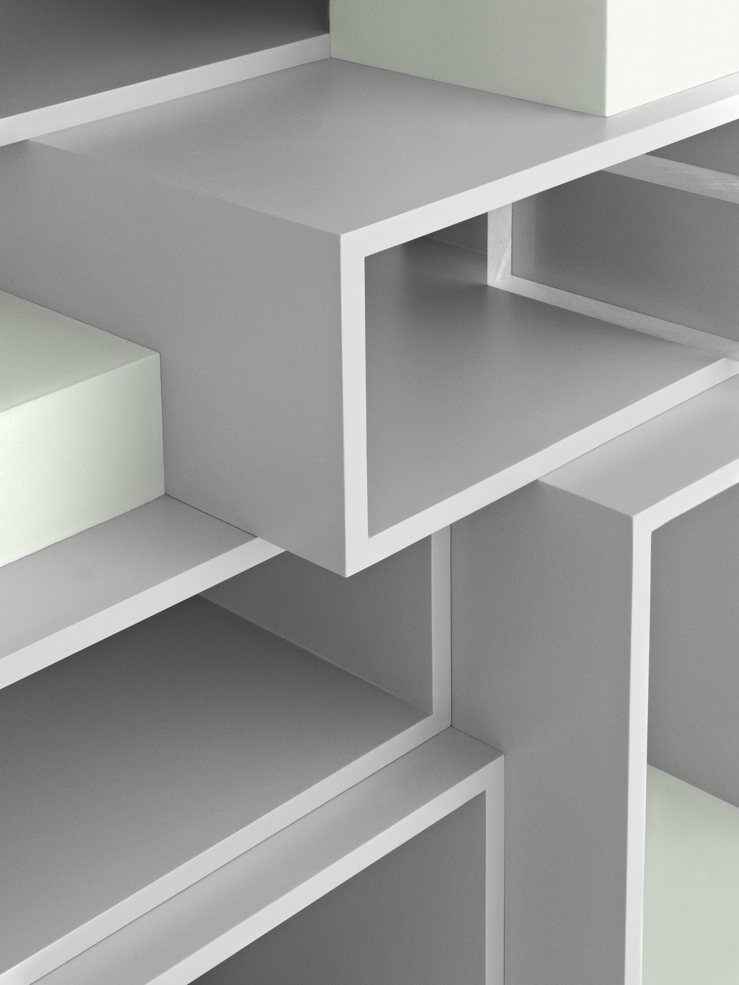Detailaufnahme des Muuto Stacked Storage Regalsystems 2.0 in Weiß und Hellgrün, modernes modulares Regalsystem.