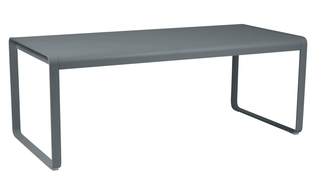Bellevie Gartentisch von Fermob in Anthrazitgrau, moderner Outdoor Tisch aus Aluminium für Terrasse und Garten.