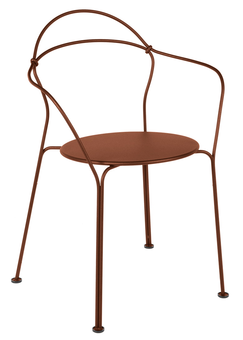 Airloop Bridge Sessel von Fermob, ein moderner Outdoor Sessel aus Metall in Rostrot.