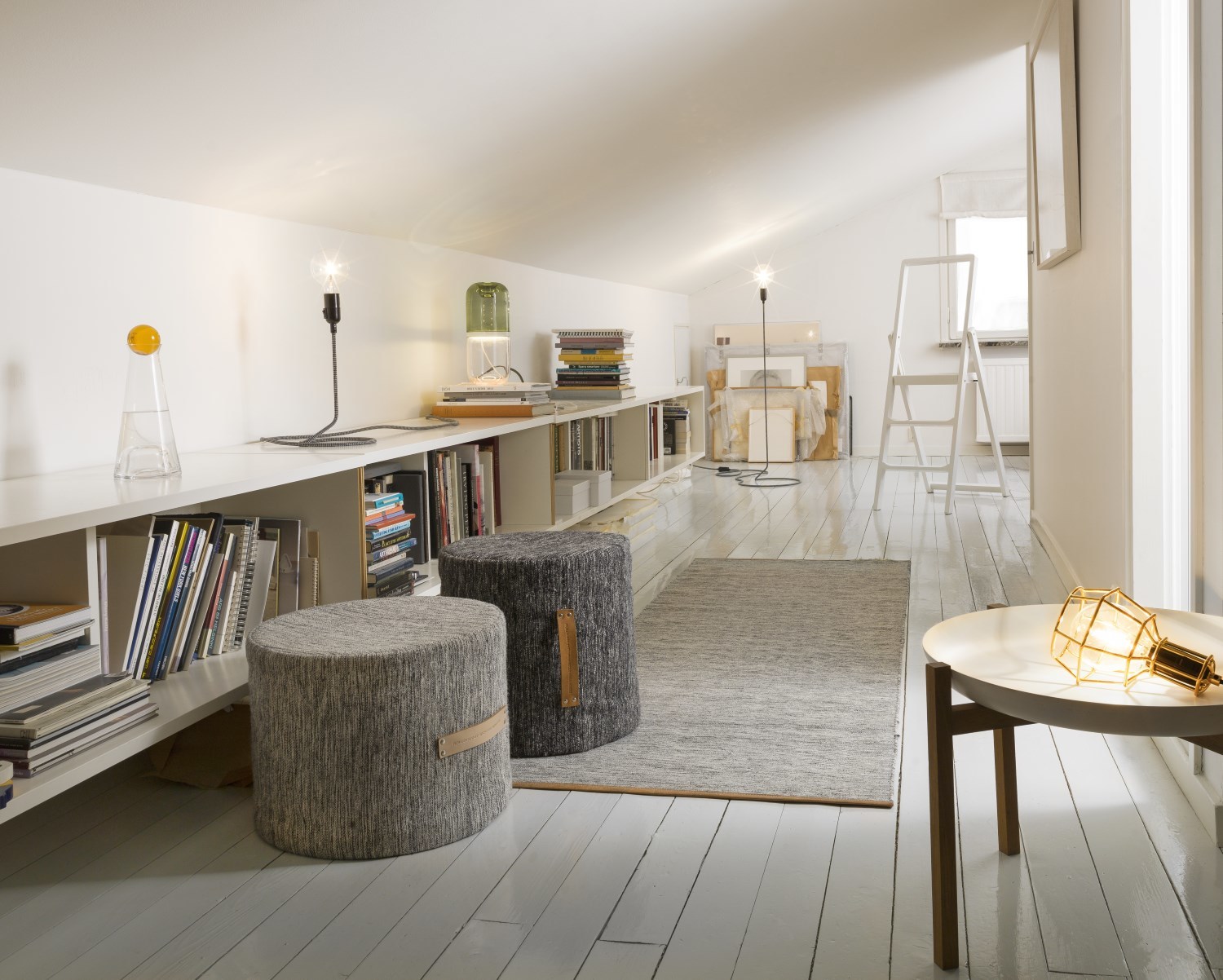 Zwei dunkelgraue Björk Hocker von Design House Stockholm in einem hellen, modernen Dachzimmer.