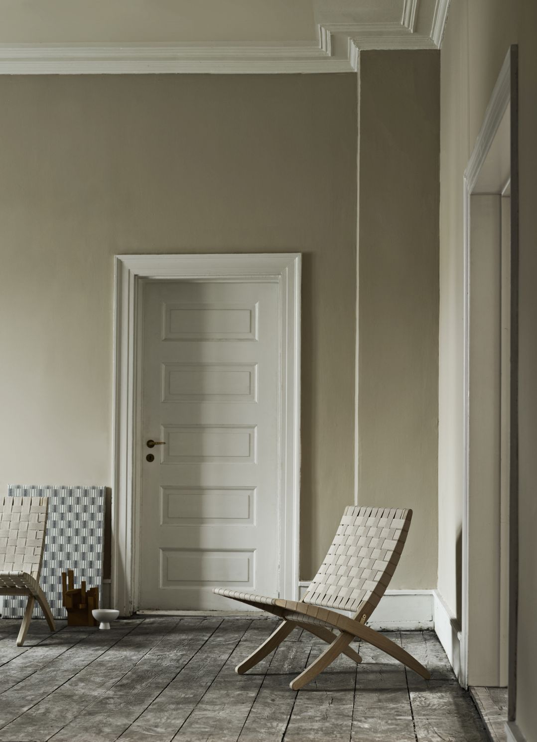 Cuba Chair Sessel von Carl Hansen & Søn in hellem Raum mit Holzboden.