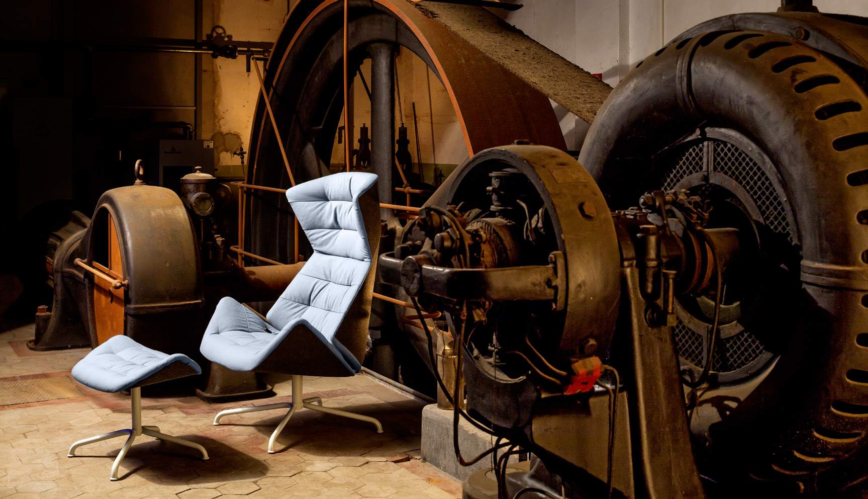 Thonet 808 Sessel und Hocker in Hellblau vor industriellem Hintergrund. Lounge Möbel.