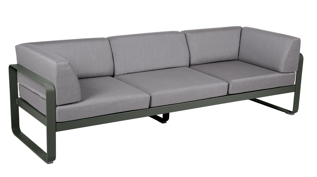 Graues Bellevie 3-Sitzer Outdoor Sofa von Fermob mit Aluminiumrahmen und bequemen Sitzkissen für den Garten.