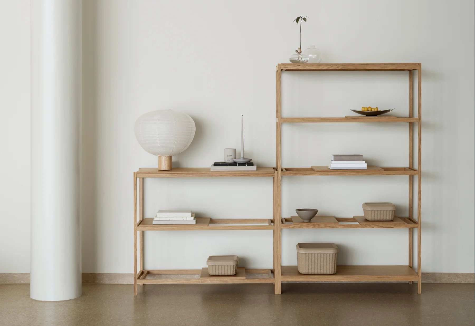 Blomus Kami Reispapier Tischleuchte auf Holzregal, minimalistisches Design für Wohnzimmer und Schlafzimmer.