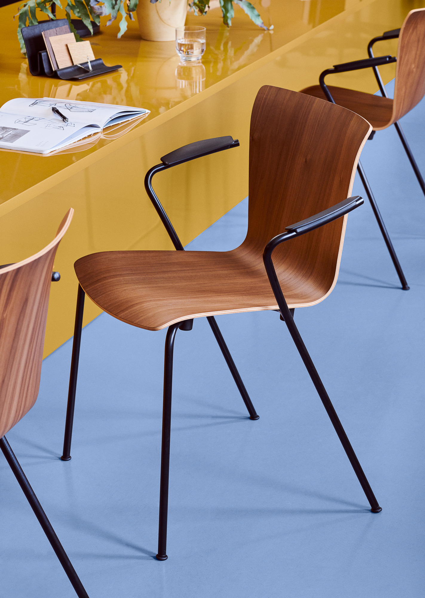 Vico Stuhl von Fritz Hansen mit Armlehnen, Holzfurnier und schwarzem Stahlgestell für Esszimmer oder Büro.
