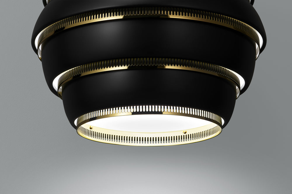 Detailaufnahme der A331 Beehive Hängeleuchte in Schwarz von Artek mit goldenen Akzenten.